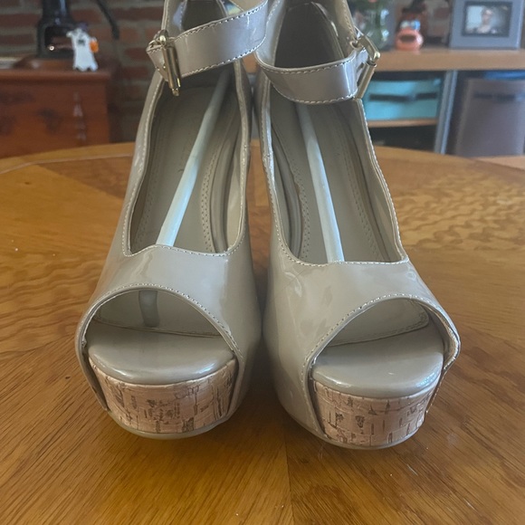 Taupe patent open toe wedges - Picture 4 of 4